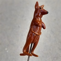 Glas nipsenål, der forestiller brunt dyr, der stå på to ben. 